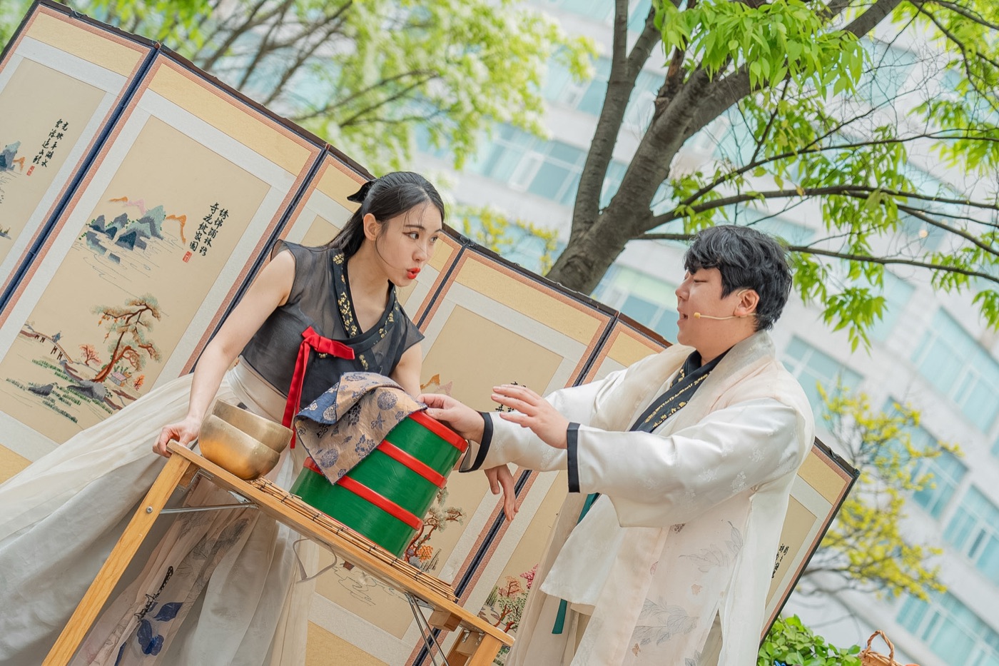 병풍 앞에서 사괴자를 시연하는 두 연희자